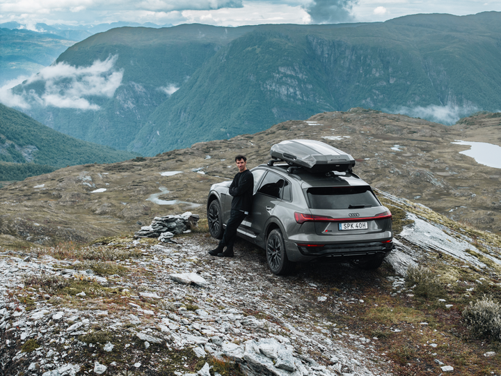 A black Thule Motion 3 XL titan roof box